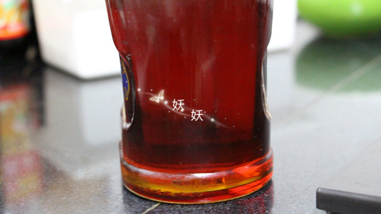 风炉广式豆沙月饼,做广式月饼必须要用到<a style='color:red;display:inline-block;' href='/shicai/ 5389'>转化糖浆</a>，糖浆我一般都会提前一年熬好，放置的时间越长效果越好，一般糖浆熬好以后至少过一周再拿来用。糖浆熬制很简单，两斤白砂糖一斤水，三只新鲜柠檬挤出水，砂糖和水入锅煮融化后加入柠檬汁，烧开后不搅动，小火持续熬45分钟即可，状态如蜂蜜就对了。