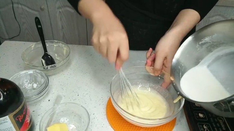 卡仕达酱(甜品百搭酱),一个人操作不方便,可以找人帮忙。如果只有一个人操作,那就少量多次加入。