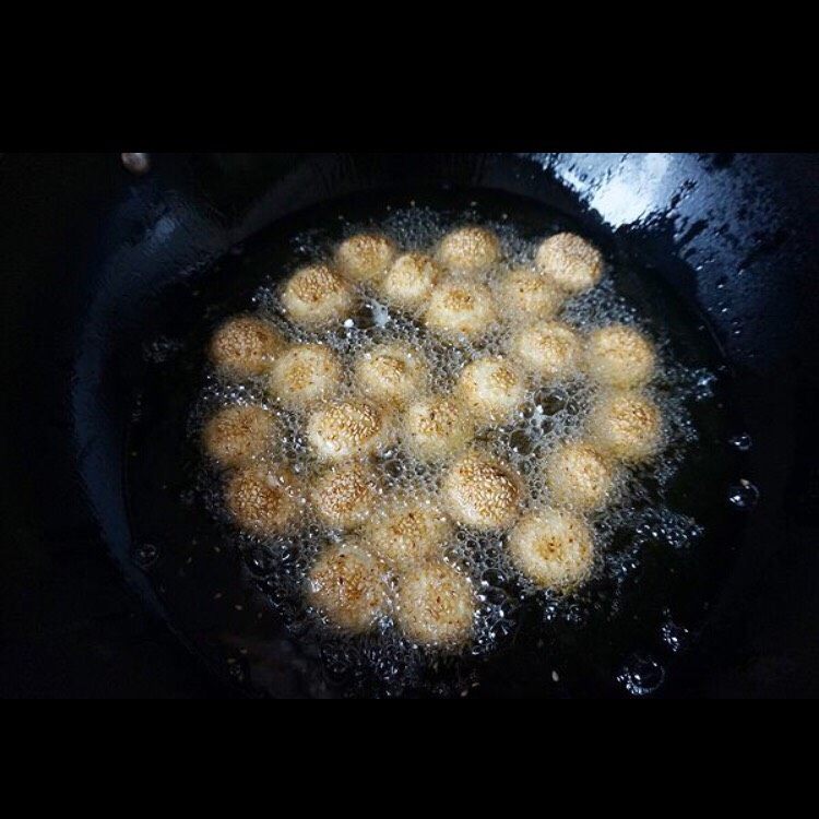 开口笑,油温升至4层热时,转最小火倒入面团