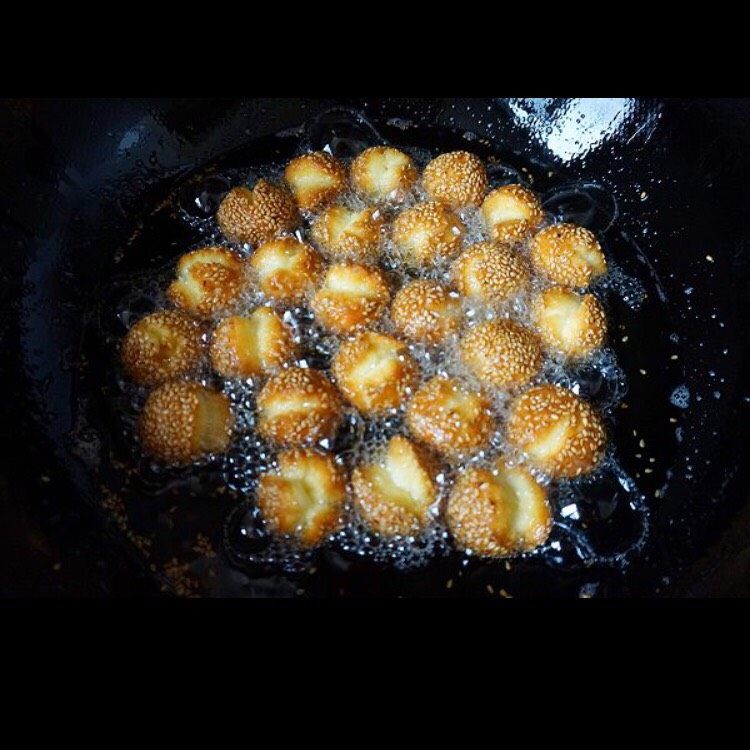 开口笑,小火慢炸不要动,它们会自己翻过来的
多炸一会,表面金黄捞出再关火!