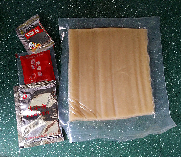 烤冷面,拆开冷面包装,调料、酱料全配齐的