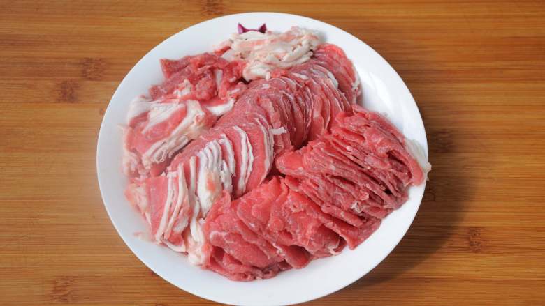 河南卤面的家常做法 豫菜经典 简单易上手的蒸面条 清真牛肉版,在肉类的选择上,多数人都会用猪肉,因为猪肉的油脂比较丰富,尤其是五花肉或是后腿最适合做卤面。有些清真朋友不吃猪肉,选用<a style='color:red;display:inline-block;' href='/shicai/ 216'>牛肉</a>一样可以做出可口的肉卤面,甚至是不用肉,纯素的卤面一样可以做的非常好吃。
<a style='color:red;display:inline-block;' href='/shicai/ 216'>牛肉</a>切厚约2mm的大片,<a style='color:red;display:inline-block;' href='/shicai/ 216'>牛肉</a>稍微冷冻下比较好切,切的太薄了的话在炒的过程中容易碎,适当有些厚度比较好。