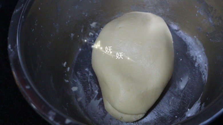 小馒头脆饼干,用刮刀略微拌匀然后用手揉成团,盖保鲜膜醒20分钟。