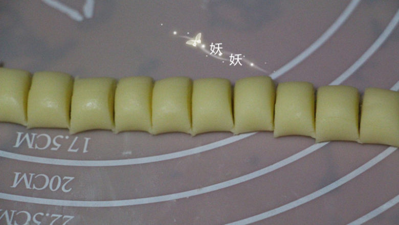 小馒头脆饼干,20分钟以后搓成长条,切成小段。