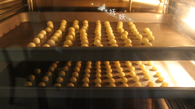 小馒头脆饼干,风炉烤箱预热180度,然后送入烤箱