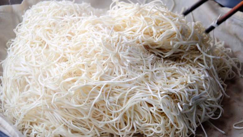 河南卤面的家常做法 豫菜经典 简单易上手的蒸面条 清真牛肉版,整个面条翻个底朝天,用筷子稍微挑松一点,再次蒸上10分钟。