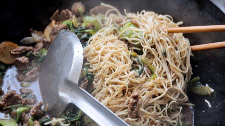 河南卤面的家常做法 豫菜经典 简单易上手的蒸面条 清真牛肉版,二次蒸制(步骤23-28):面条蒸好后拌入菜,使面条均匀的沾上汤汁。