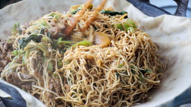 河南卤面的家常做法 豫菜经典 简单易上手的蒸面条 清真牛肉版,蒸锅小的话就分成两次来蒸,效率会比较高。