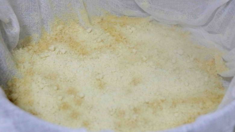 大黄米年糕,全程大火开着,直到面粉变色后继续再铺一层进去,以此类推,直到面粉全部铺完,最后盖上锅盖焖1-2分钟左右,表面没有干粉即可