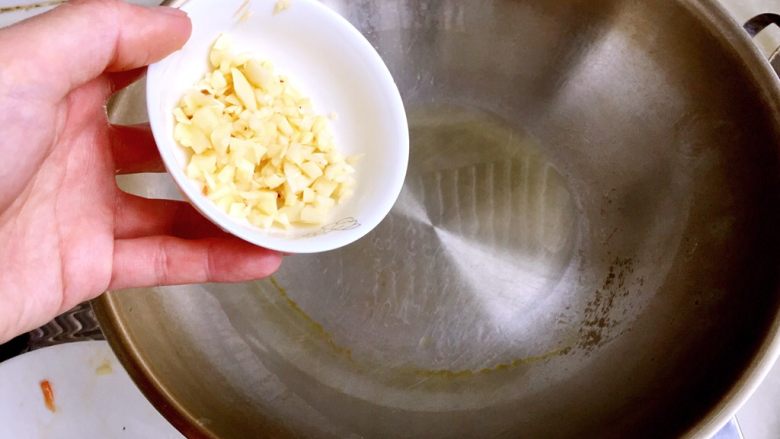 双菇烩,热锅冷油,加入蒜末煸香