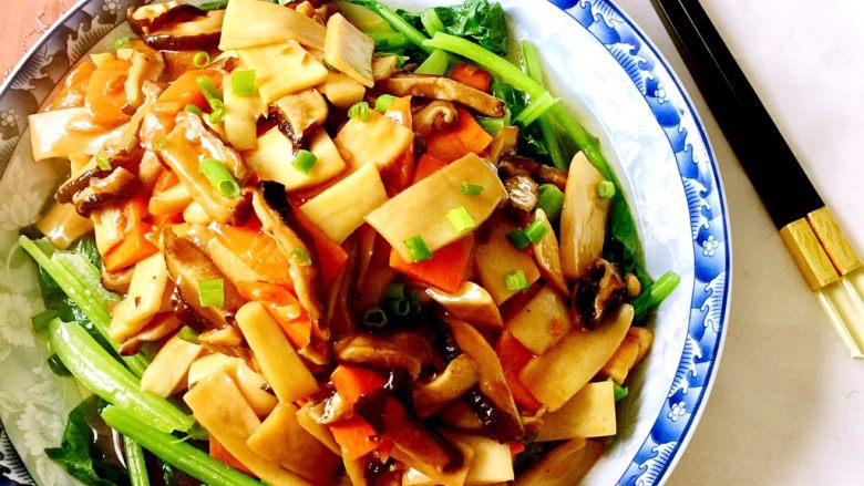 双菇烩,这道菜其实源于蚝油香菇青菜,增加了杏鲍菇和胡萝卜,既增添口感也丰富营养,鲜香浓郁,健康美味。