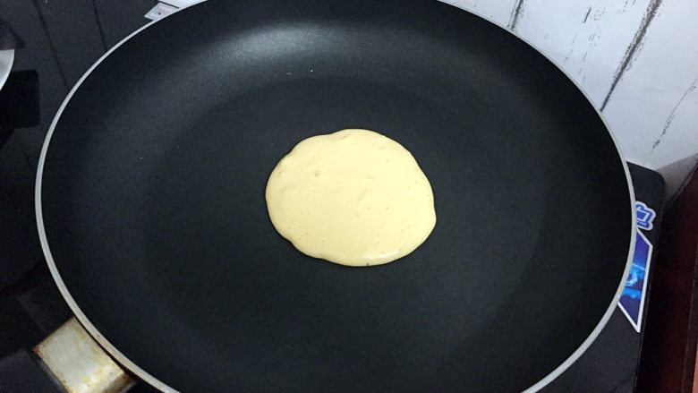 玉米松饼,平底锅小火加至六七成热时,舀一勺面糊中间滴落成圆形