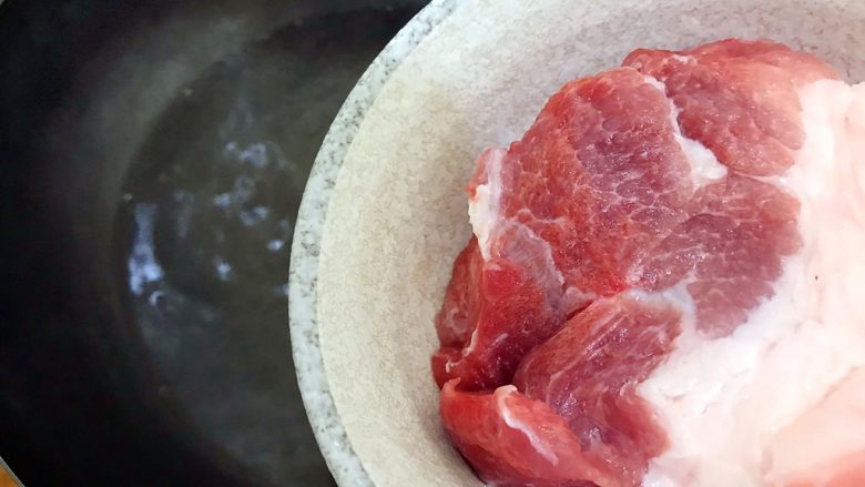 #感恩节食谱#家常老干妈辣炒洋葱回锅肉
,水开后入五花肉,开煮