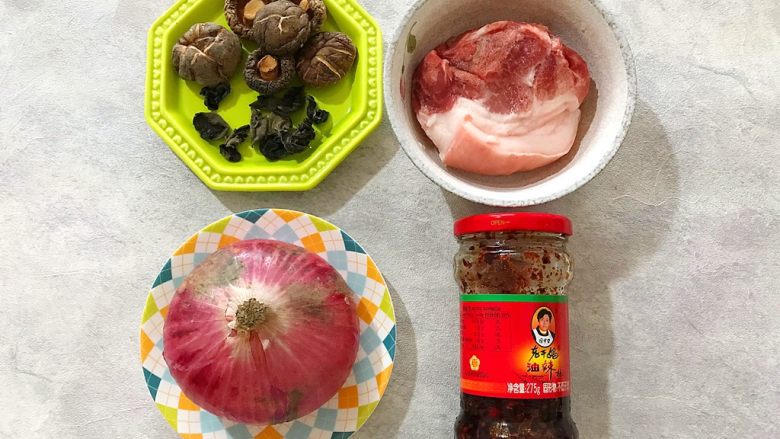 #感恩节食谱#家常老干妈辣炒洋葱回锅肉
,首先我们准备好所有食材