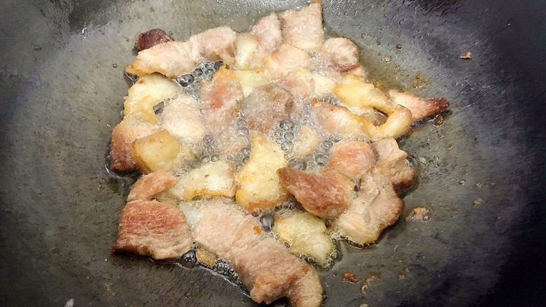 #感恩节食谱#家常老干妈辣炒洋葱回锅肉
,将五花肉小火煸至成金黄色,并且有猪油熬出