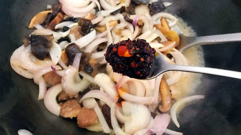 #感恩节食谱#家常老干妈辣炒洋葱回锅肉
,再加适量<a style='color:red;display:inline-block;' href='/shicai/ 10084'>老干妈</a>,我这里的勺子比较小,所以加了两勺