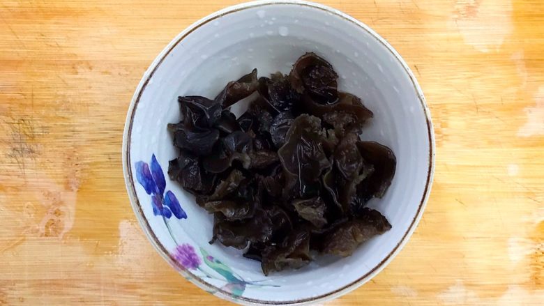 #感恩节食谱#家常老干妈辣炒洋葱回锅肉
,泡发好的黑木耳去蒂,洗净,撕成小朵,备用