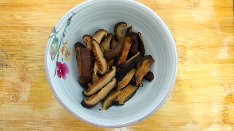 #感恩节食谱#家常老干妈辣炒洋葱回锅肉
,泡发好的香菇去蒂,洗净,切丝,备用