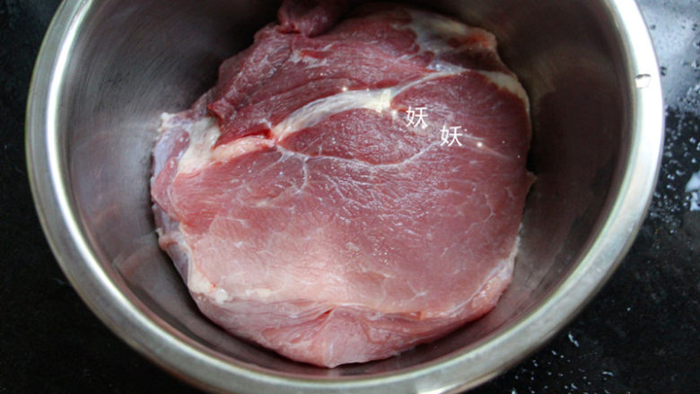 自制猪肉脯,瘦肉一块,洗干净,用厨房纸巾擦干净<a style='color:red;display:inline-block;' href='/shicai/ 156925'>水</a>份,剔去筋膜和杂质。