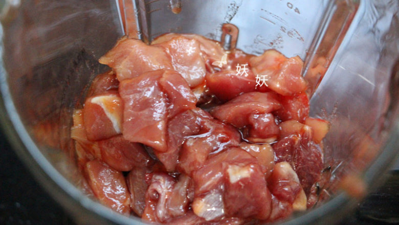自制猪肉脯,装入破壁机,一次打不完可以分两次打。
