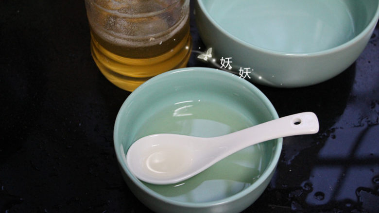 自制猪肉脯,<a style='color:red;display:inline-block;' href='/shicai/ 865'>蜂蜜</a>加水调和均匀备用,等下不至于手忙脚乱。