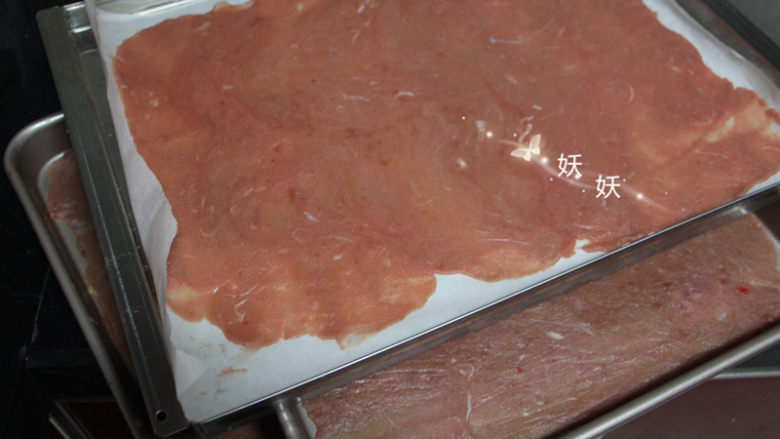 自制猪肉脯,我上面几个用的是不粘烤盘,像这样的普通烤盘,下面要垫一层油纸来烤,不然会粘。这里一共准备了四盘,家里烤箱小的话要注意用量。