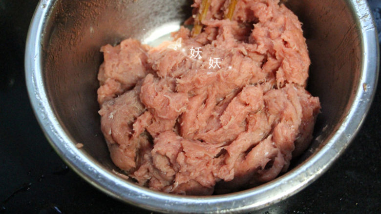 自制猪肉脯,因为是打成肉泥很容易入味,所以无需腌制多久。