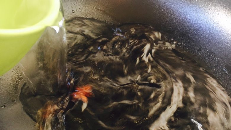 #百变鸡蛋# 酱油鸡蛋,放入600ml的水,大火煮开。