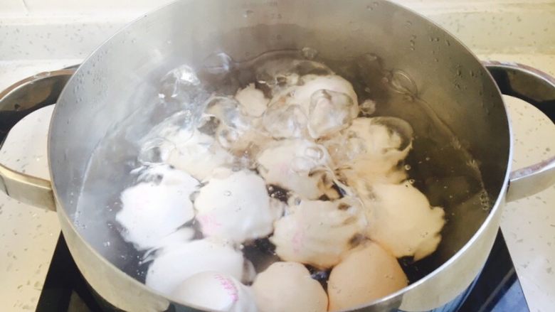 #百变鸡蛋# 酱油鸡蛋,先用大火煮开,然后用中小火煮约8分钟~10分钟左右。