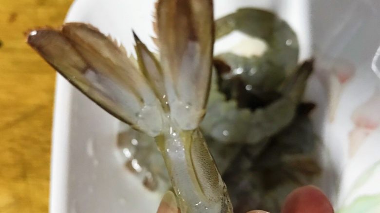 百变鸡蛋+虾仁蒸蛋羹,去头,拨壳,留尾部一节不要拨掉。