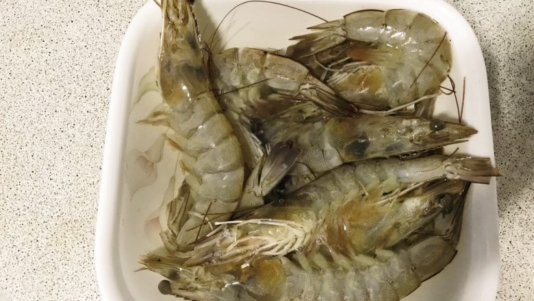百变鸡蛋+虾仁蒸蛋羹,虾浸水,洗净。