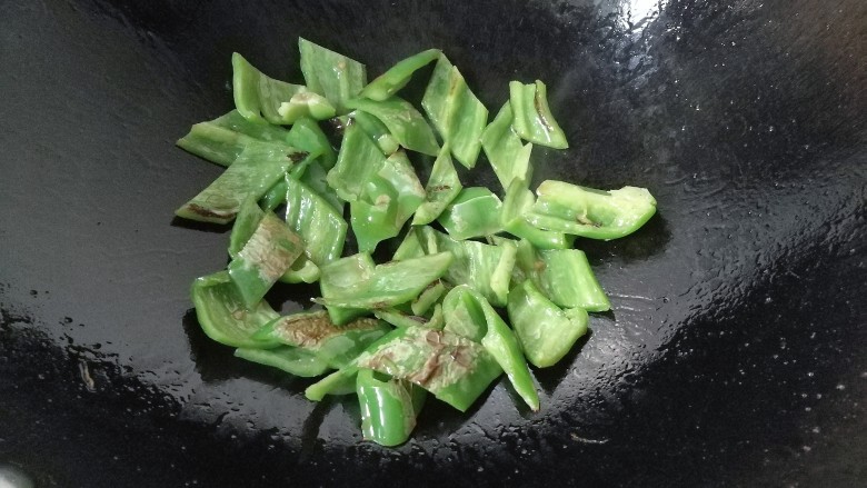 百变鸡蛋+酱爆荷包蛋,锅中入少许油,将青椒下入煸至虎皮状后盛起备用;