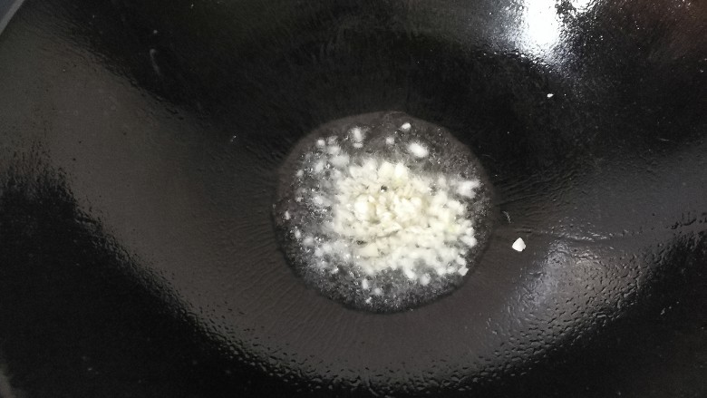 百变鸡蛋+酱爆荷包蛋,锅中再入少许油,下蒜末煸香;