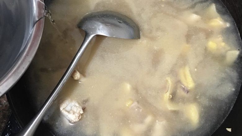 月子红酒炖鸡,放入冷水,煮开