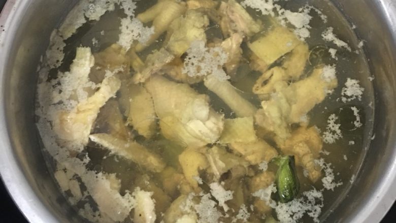 月子红酒炖鸡,放在锅里炖,最好是隔水炖,我发现隔水炖鲜,而不上火