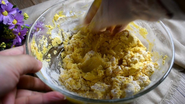 南瓜饼,最后成小团后,用手揉面