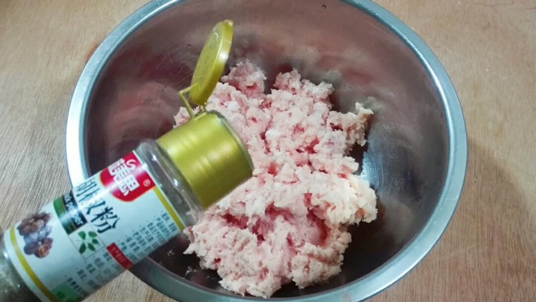 真的很满足~麻油韭菜大馄饨,肉糜放进小盘子里,放少许<a style='color:red;display:inline-block;' href='/shicai/ 134333'>黑胡椒</a>粉