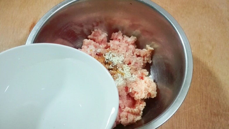 真的很满足~麻油韭菜大馄饨,放一点水,顺时针搅拌至有粘性