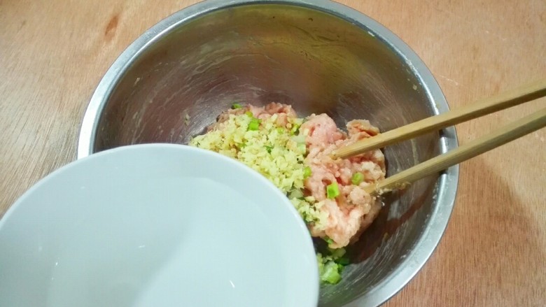 真的很满足~麻油韭菜大馄饨,再放一点水顺时针搅拌至有粘性,重复几次