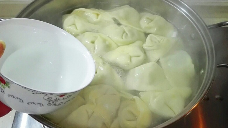 真的很满足~麻油韭菜大馄饨,盖上锅盖烧开,放少许冷水再盖上锅盖烧开,再放冷水再盖上锅盖烧开,就差不多熟透,怕不熟,先盛一个看看,没有熟就再烧一会,不能时间长了,烧花开了就不好吃了