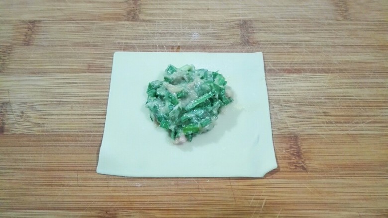 真的很满足~麻油韭菜大馄饨,取一张<a style='color:red;display:inline-block;' href='/shicai/ 4453'>馄饨皮</a>,肉馅放中间