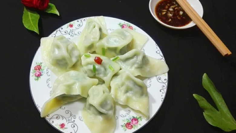 真的很满足~麻油韭菜大馄饨,沾着蒜糜和醋调的沾汁，咬一口麻油韭菜大馄饨真的香😋