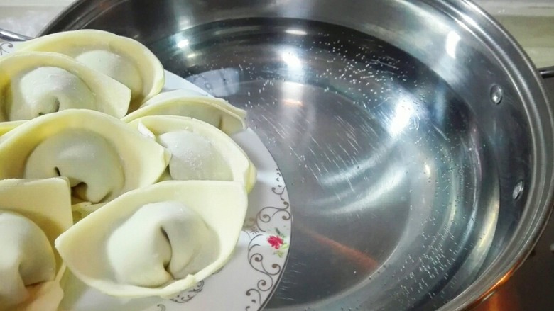 真的很满足~麻油韭菜大馄饨,烧开半锅水,放馄饨,轻轻的摇一摇锅,防止粘锅,