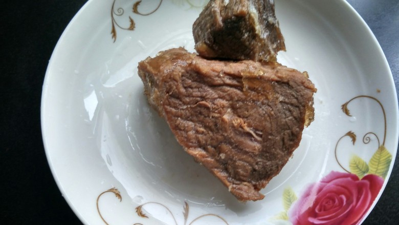 回锅牛肉,准备好<a style='color:red;display:inline-block;' href='/shicai/ 4225'>卤牛肉</a>。