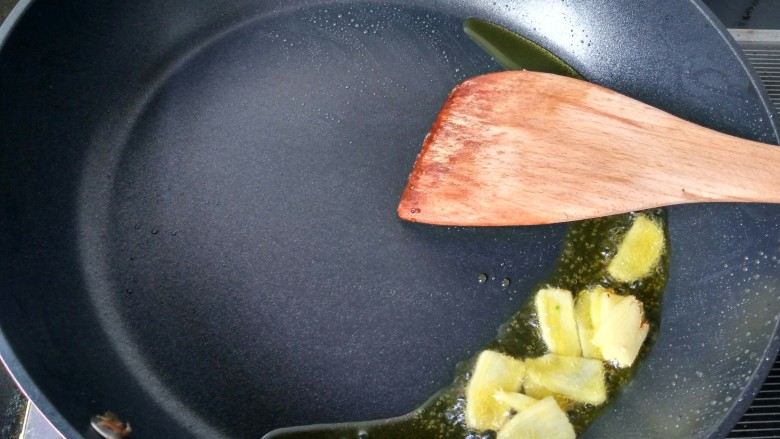 回锅牛肉,锅内放适量的油,放生姜爆香。