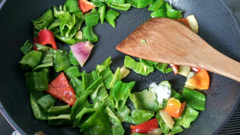 回锅牛肉,放盐,翻炒。
