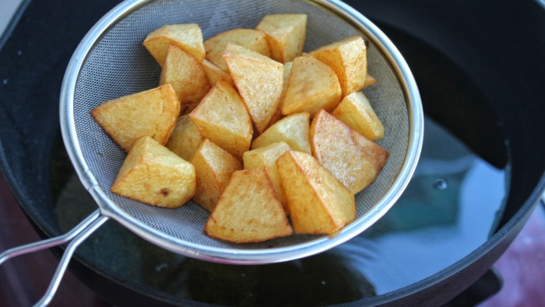 土豆烧茄子,炸至土豆表面金黄捞出控油