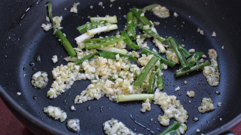 土豆烧茄子,锅中留少许底油,炒香葱段、姜蒜末