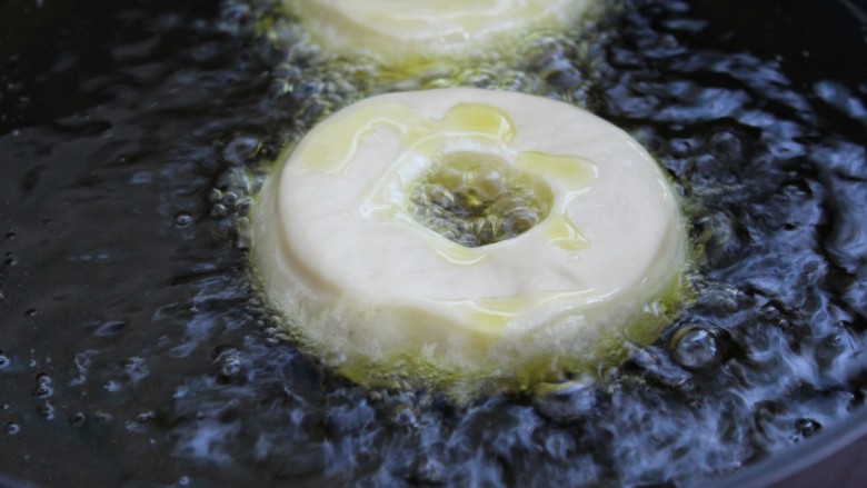 原味面包甜甜圈,锅中放多一些的食用油烧至八成热,放入甜甜圈改中小火炸制