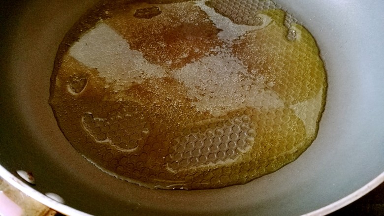 健康瘦身早餐 土豆鸡蛋饼,平底锅热后中倒入茶油、中火(热锅冷油避免植物油过度加热,不饱和脂肪酸被破坏)